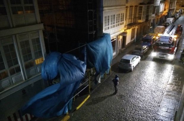 Policía y Bomberos aseguraron los elementos que estaban sueltos (foto: Ferrol360)