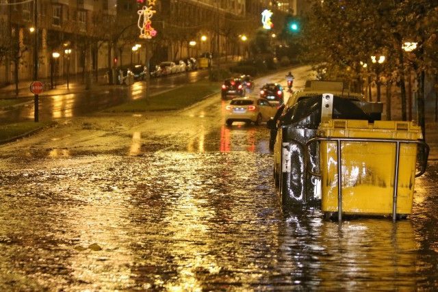 Inundaciones en la avenida de Esteiro (foto: Raúl Lomba / Ferrol360)