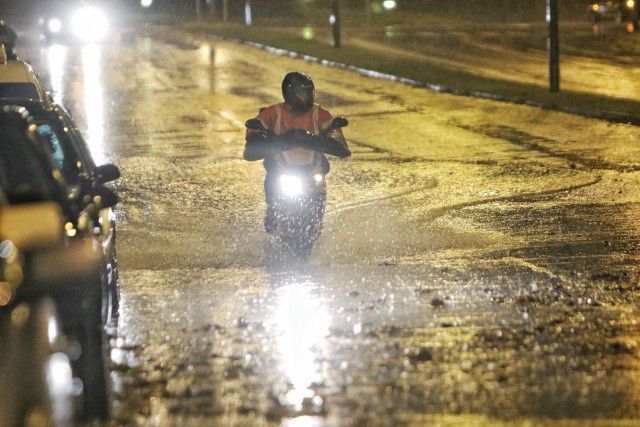 Inundaciones en la avenida de Esteiro (foto: Raúl Lomba / Ferrol360)