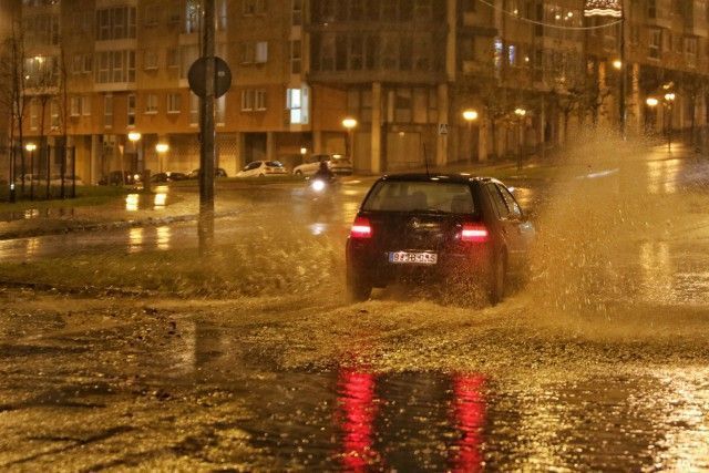 Inundaciones en la avenida de Esteiro (foto: Raúl Lomba / Ferrol360)