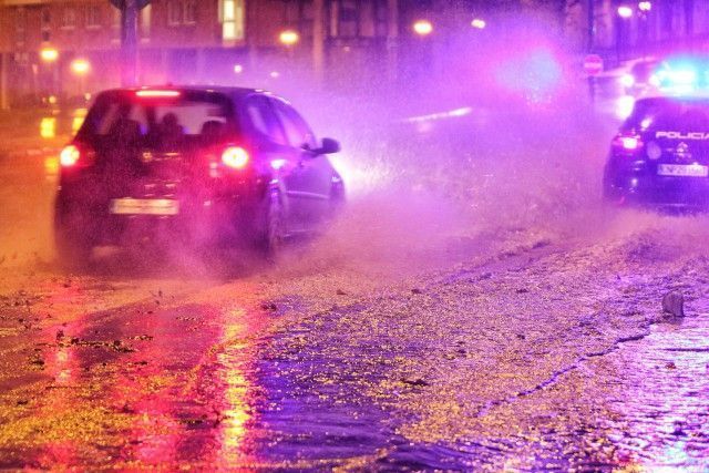 Inundaciones en la avenida de Esteiro (foto: Raúl Lomba / Ferrol360)