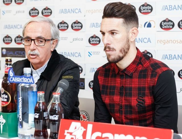 José María Criado presenta en A Malata a Álvaro Rey como nuevo jugador del Racing (foto: Mero Barral / 13fotos para Ferrol360)