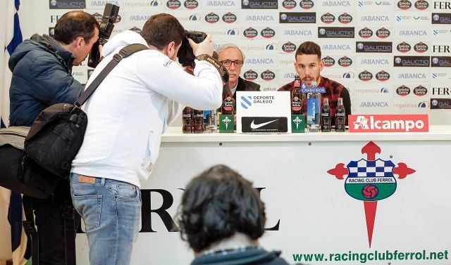 José María Criado presenta en A Malata a Álvaro Rey como nuevo jugador del Racing (foto: Mero Barral / 13fotos para Ferrol360)