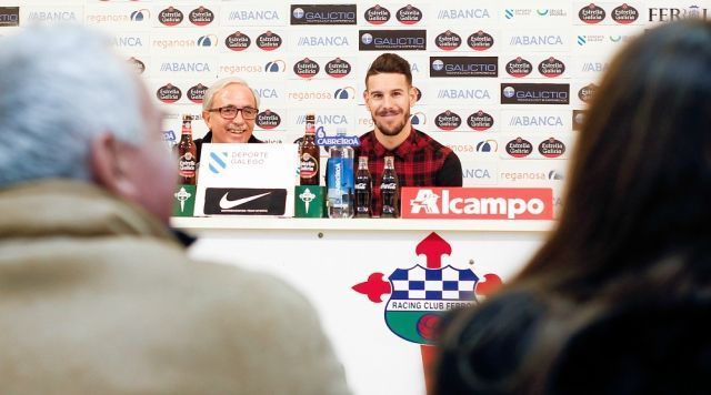 José María Criado presenta en A Malata a Álvaro Rey como nuevo jugador del Racing (foto: Mero Barral / 13fotos para Ferrol360)