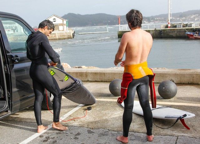 Surfistas en el puerto de O Barqueiro, en Mañón (foto: Mero Barral / 13fotos para Ferrol360)