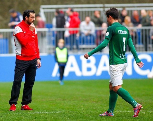 Brais Abelenda, ante Ricardo López Felipe en el Fabril-Racing (foto: Mero Barral / 13fotos para Ferrol360)