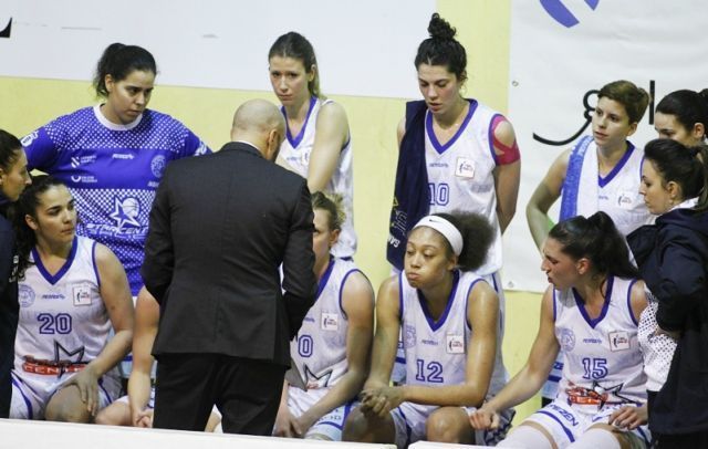 Lino López y sus jugadoras, en el Star Center Uni-Spar Citylift Girona (foto: Mero Barral / 13fotos para Ferrol360)