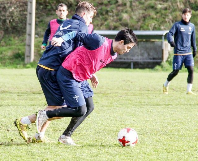 Joseba Beitia y Adrián Armental pugnan por el balón en el anexo de A Malata (foto: Mero Barral / 13fotos para Ferrol360)