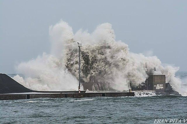 El oleaje destruye parte del espigón de Cariño (cedida por Fran Pita Vergara a Ferrol360)