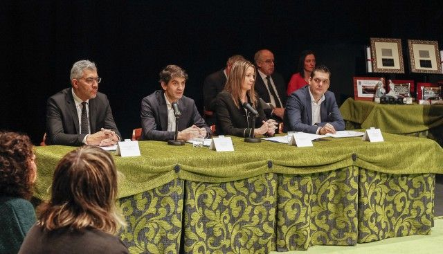 Jorge Suárez interviene ante Lara Méndez y Álvaro Montes en el acto por San Xiao en el Jofre (foto: Mero Barral / 13fotos para Ferrol360)
