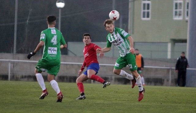 Pablo Pérez Blanco cabecea un esférico durante el Somozas-Choco en el Alcalde Manuel Candocia (foto: Raúl Lomba / Ferrol360)
