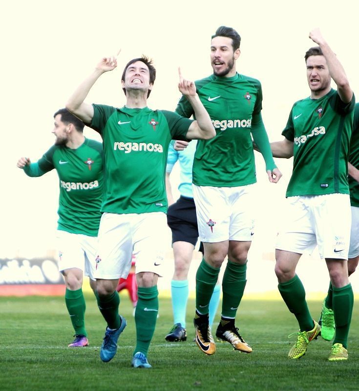 Adrián Armental celebra su gol en el Racing-Gimnástica Segoviana (foto: Mero Barral / 13fotos para Ferrol360)