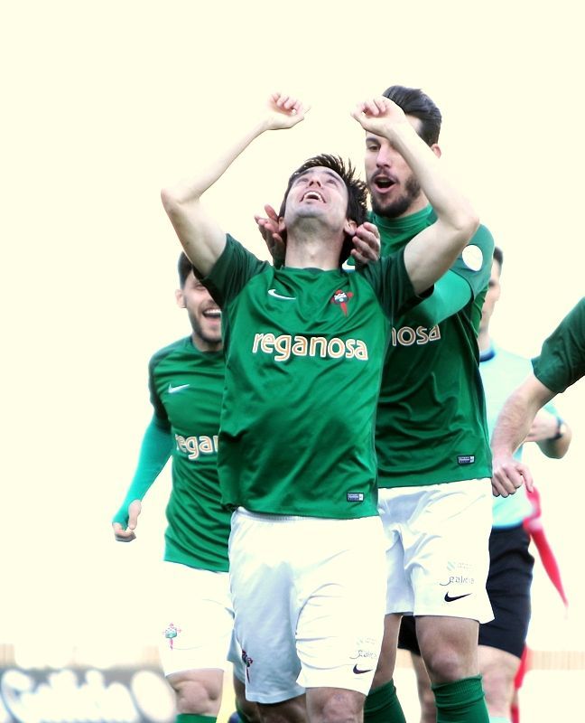 Adrián Armental celebra su gol en el Racing-Gimnástica Segoviana (foto: Mero Barral / 13fotos para Ferrol360)