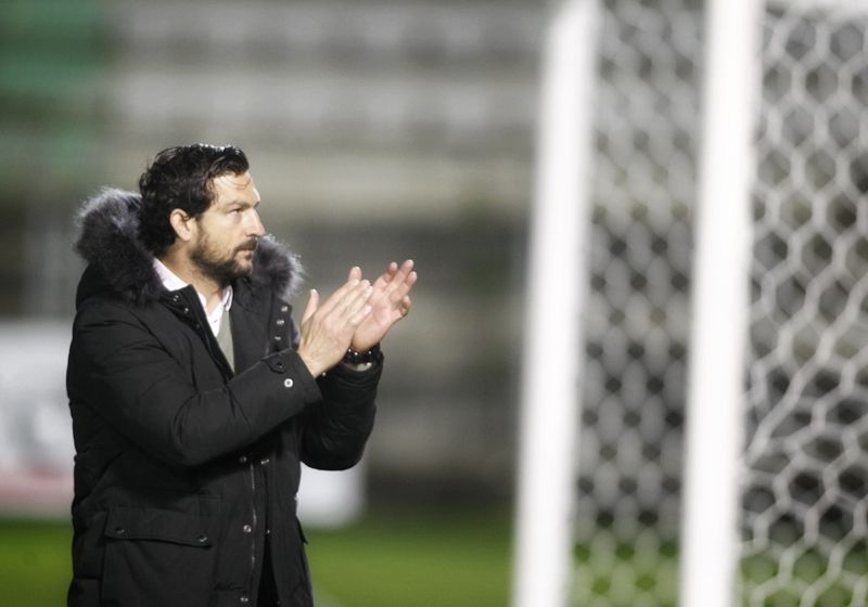 Ricardo López Felipe agradece a la afición su apoyo tras el Racing-Gimnástica Segoviana (foto: Mero Barral / 13fotos para Ferrol360)