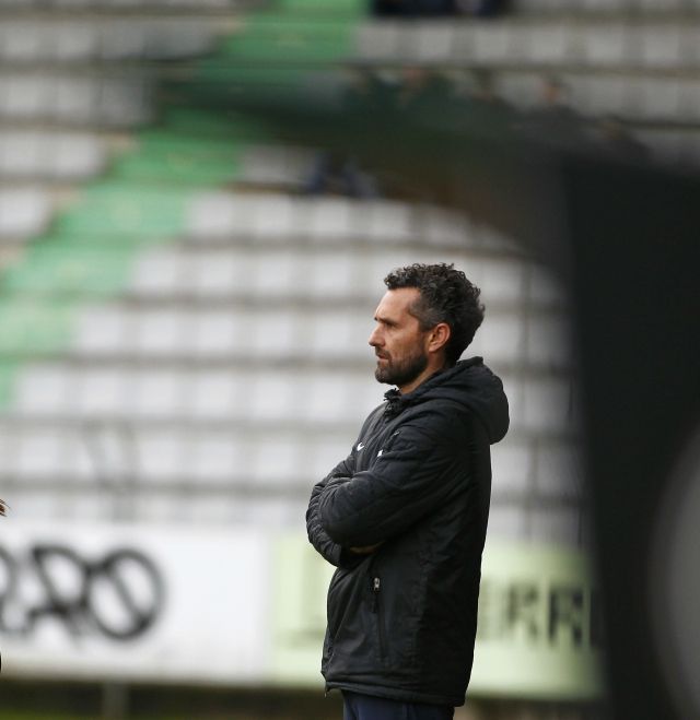 Fran Beade, en el banquillo de A Malata durante el Racing-Guijuelo (foto: Mero Barral / 13fotos para Ferrol360)