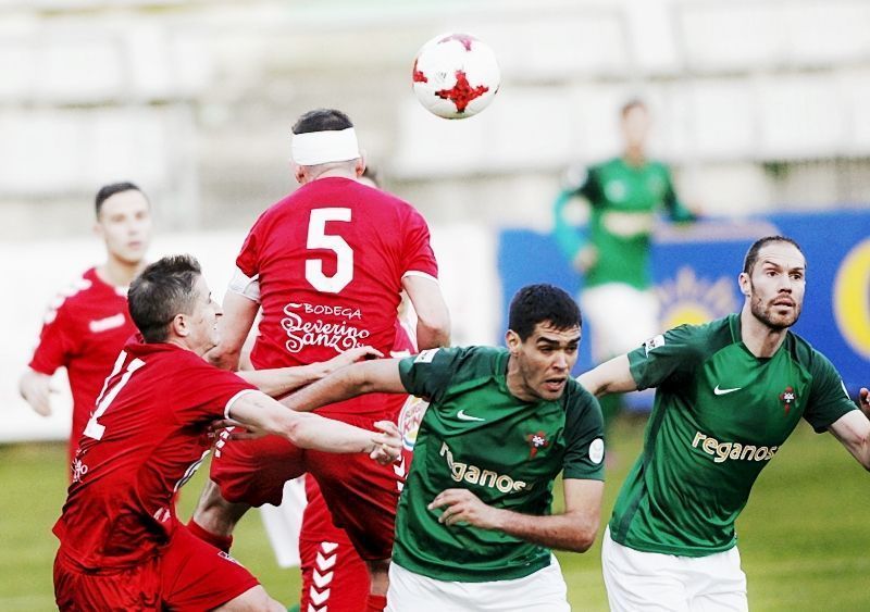 Abel Suárez y Nano Macedo, durante el Racing-Gimnástica Segoviana (foto: Mero Barral / 13fotos para Ferrol360)