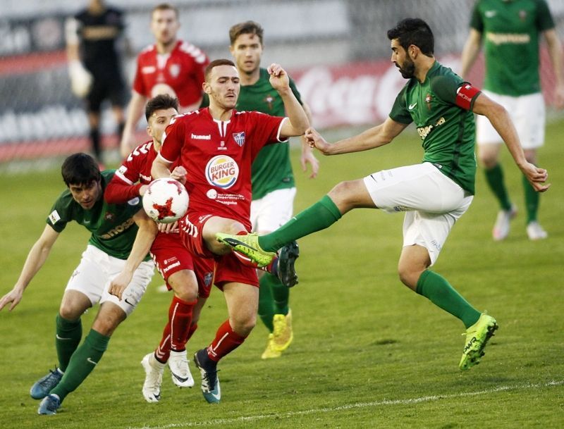 Adrián Armental, Joseba Beitia y Diego Maceira, entre rivales, en una imagen del Racing-Gimnástica Segoviana (foto: Mero Barral / 13fotos para Ferrol360)