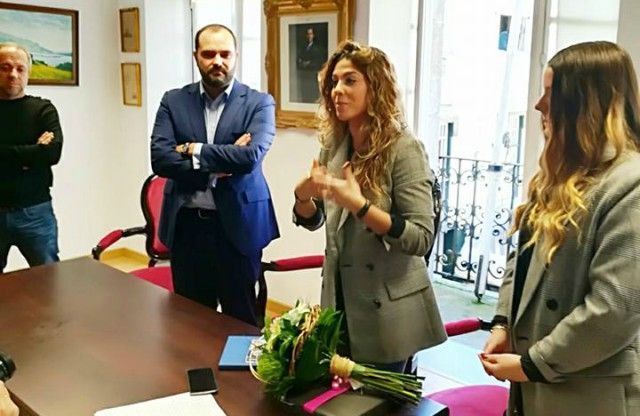 Miriam Rodríguez, junto al alcalde, Bernardo Fernández, que compartió esta imagen en redes sociales