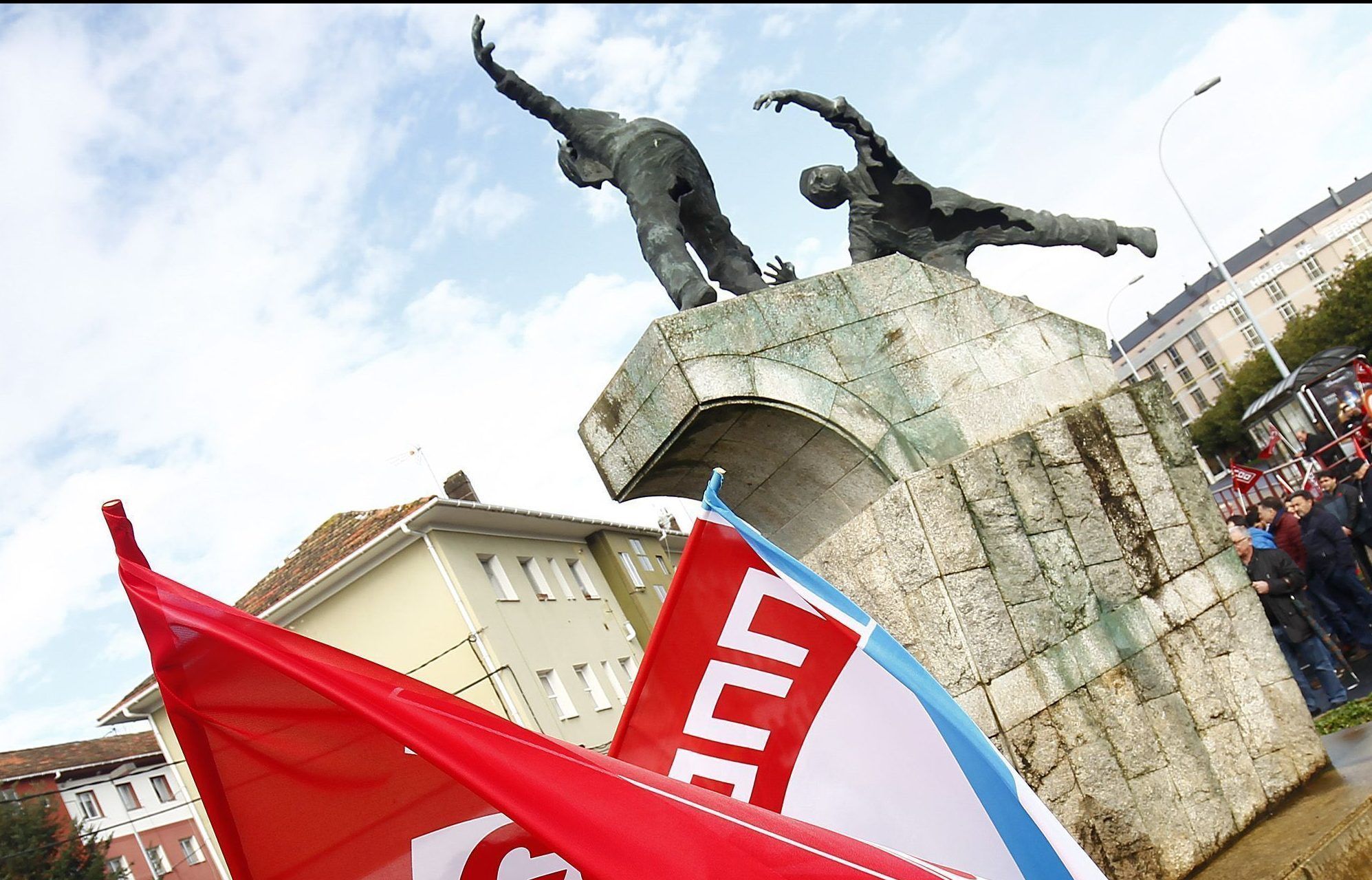 Acto institucional ante el monumento al 10 de marzo este sábado (foto: Mero Barral / 13fotos para Ferrol360)