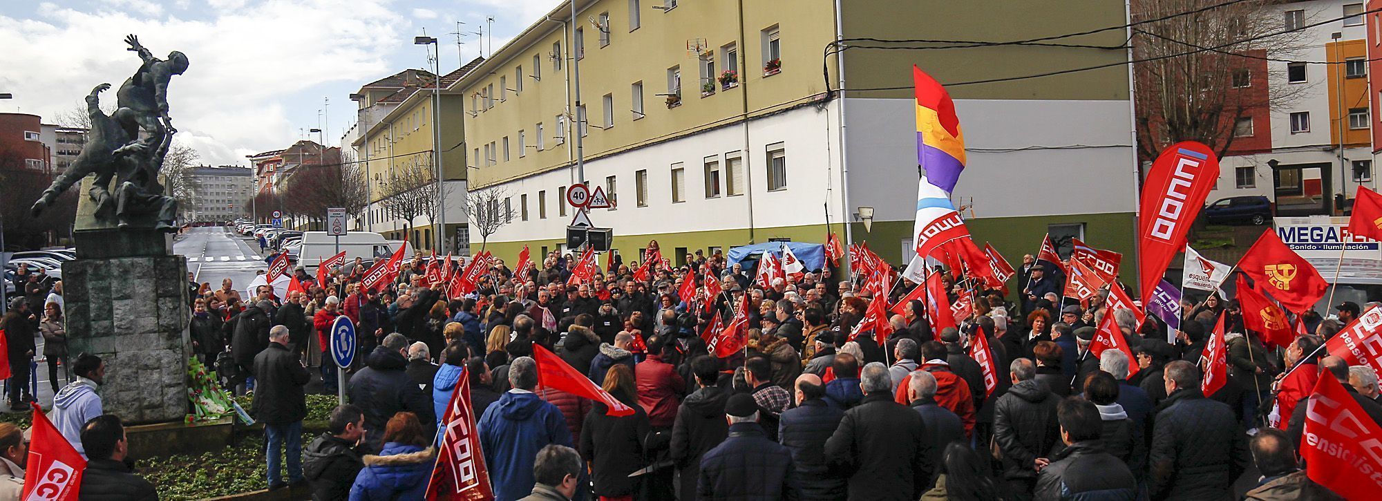 Acto institucional ante el monumento al 10 de marzo (foto: Mero Barral / 13fotos para Ferrol360)