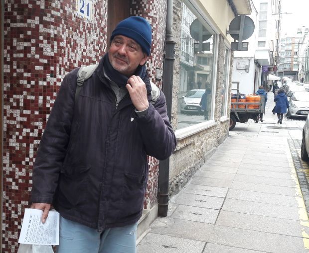 Ángelis poniendo «cara de poeta» en mitad de la calle del Carmen (foto: M.C.)