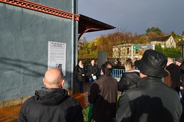 El regidor fenés, Juventino Trigo, descubrió la placa en Barallobre (foto: Concello de Fene)