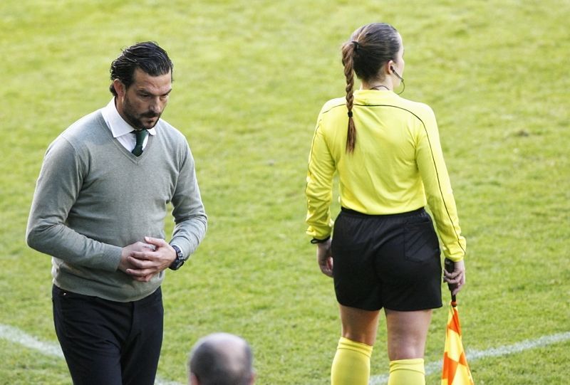 El entrenador verde, Ricardo López Felipe, junto a la asistente arbitral durante el Racing-Toledo de este sábado en A Malata (foto: Mero Barral / 13fotos para Ferrol360)
