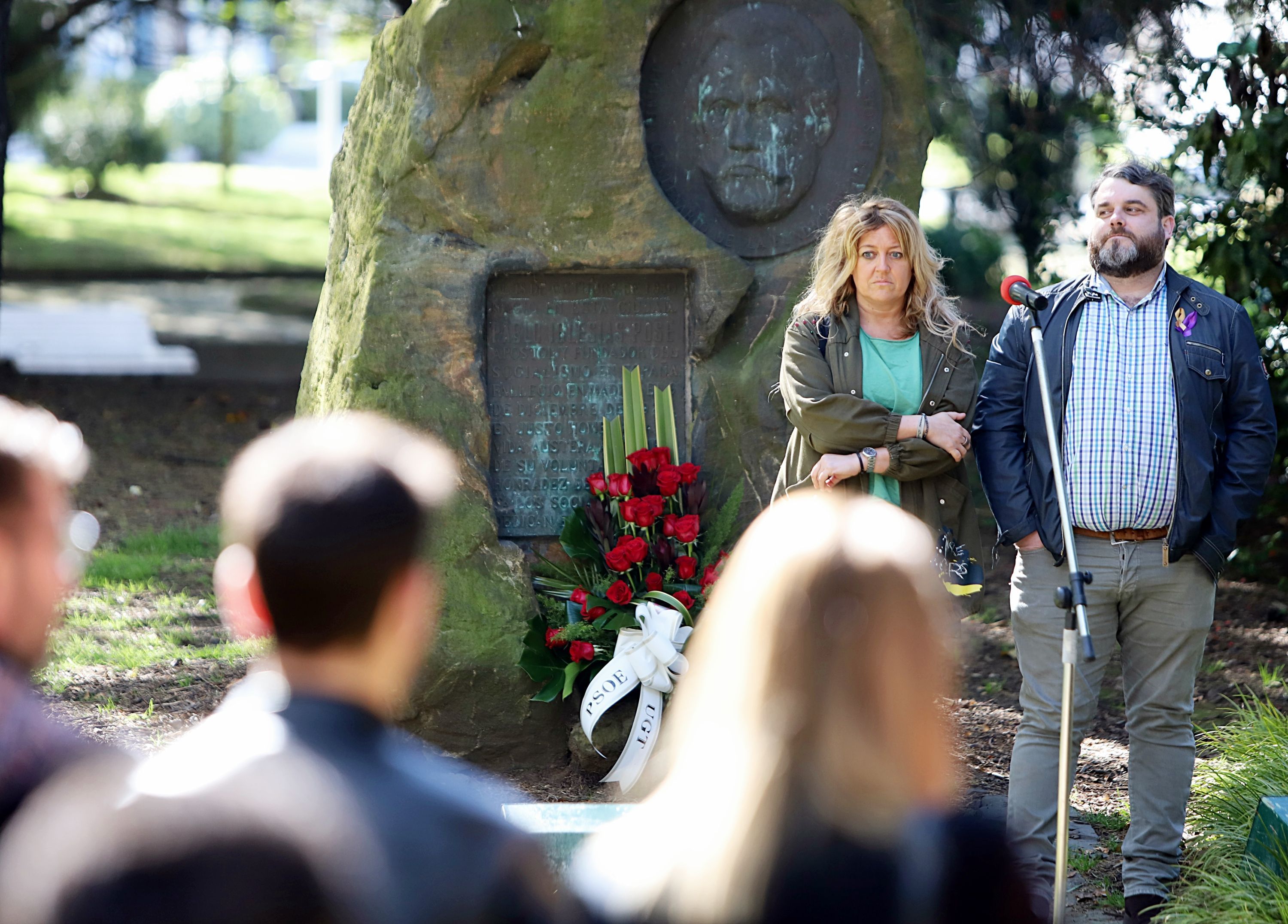 Ofrenda floral de PSOE y UGT por el 1 de mayo (foto: Raúl Lomba / 13fotos para Ferrol360)
