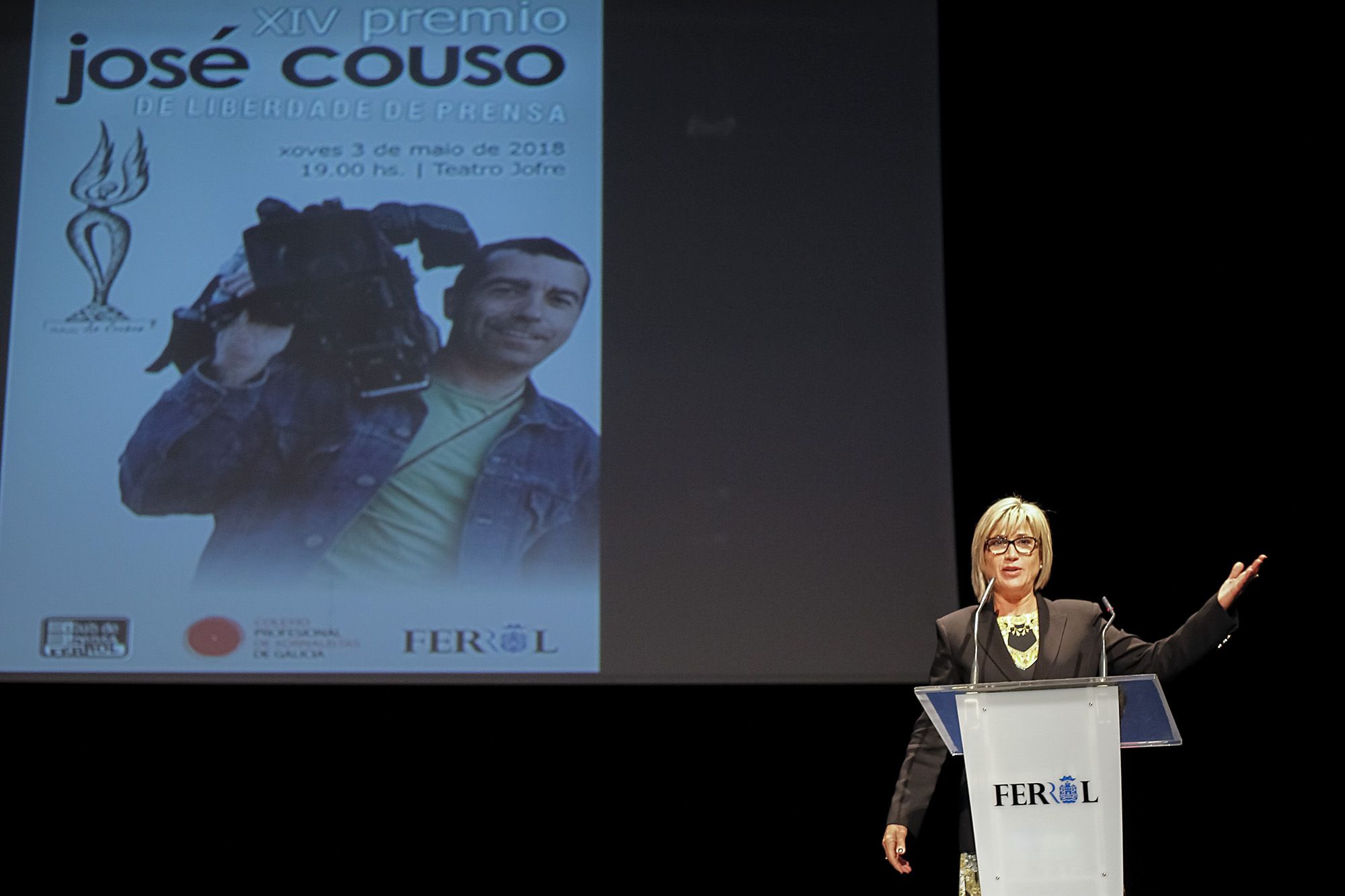 Entrega a Julia Otero del Premio José Couso en el teatro Jofre (foto: Mero Barral / 13fotos para Ferrol360)