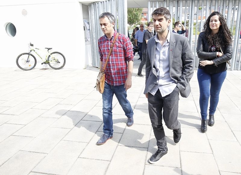 Xulio Ferreiro, Jorge Suárez y María Rozas, con otros asistentes al acto del centro cívico de Canido (foto: Mero Barral / 13fotos para Ferrol360)