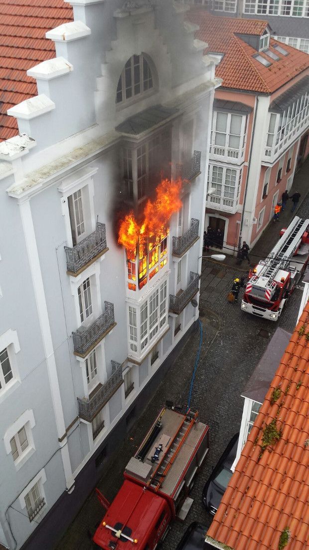 La voracidad del incendio alertó a los vecinos de los alrededores, que temían que las llamas afectasen también a otros edificios colindantes (cedida)