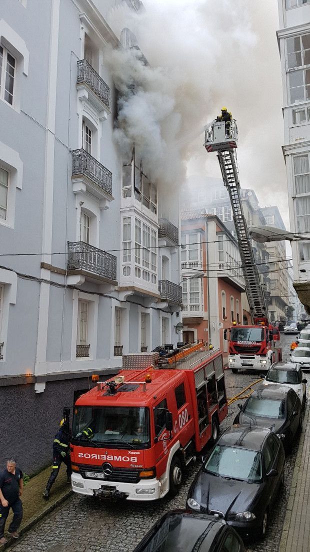 Los Bomberos ferrolanos desplazaron hasta el lugar dos vehículos contraincendios (cedida)