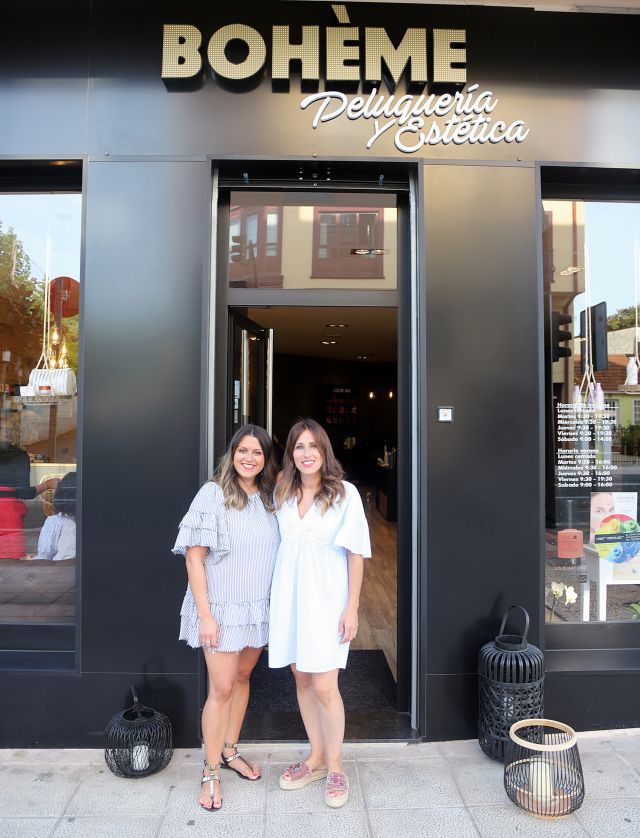 Elena y Lorena Martínez celebran el primer aniversario de Bohéme (foto: Raúl Lomba / Ferrol360)
