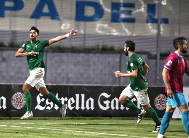 Juan Antonio celebra su tanto en el partido (foto: Raúl Lomba / Ferrol360)
