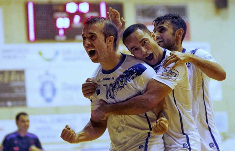 Adri celebra con Attos y Rubi Lemos uno de sus goles en el O Parrulo-Fútbol Emotion Zaragoza (foto: Mero Barral / Ferrol360)