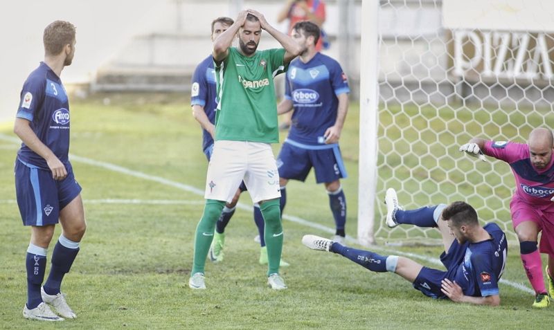 Joselu se lamenta tras una jugada fallida en el Racing-Silva (foto: Mero Barral / Ferrol360)