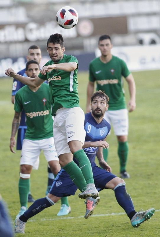 Adrián Armental cabecea el esférico ante Carlos García y Catú en una imagen del Racing-Silva (foto: Mero Barral / Ferrol360)