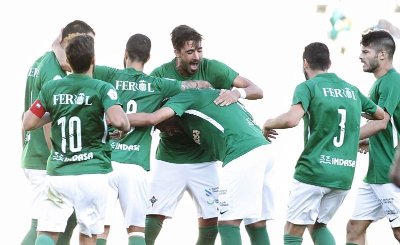 Jugadores del Racing festejan uno de sus goles ante el Silva (foto: Mero Barral / Ferrol360)