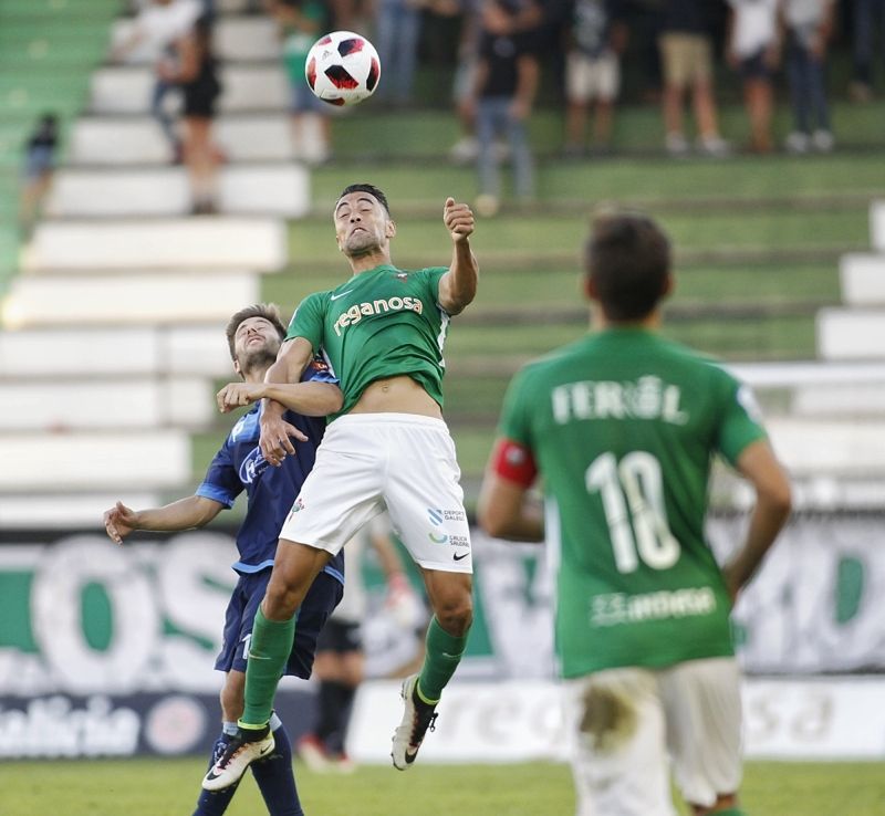 Garrido controla el balón ante Pablo Rey en una imagen del Racing-Silva (foto: Mero Barral / Ferrol360)