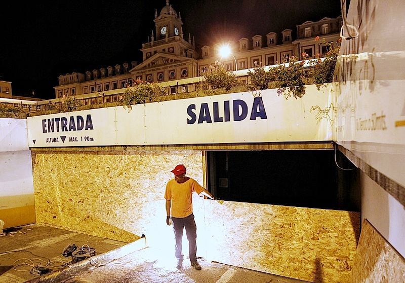 Cierre definitivo del aparcamiento de la plaza de Armas en la noche de este viernes (foto: Mero Barral / 13fotos para Ferrol360)