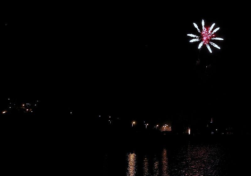 Fuegos de San Ramón desde A Malata en la noche de este viernes (foto: Mero Barral / 13fotos para Ferrol360)