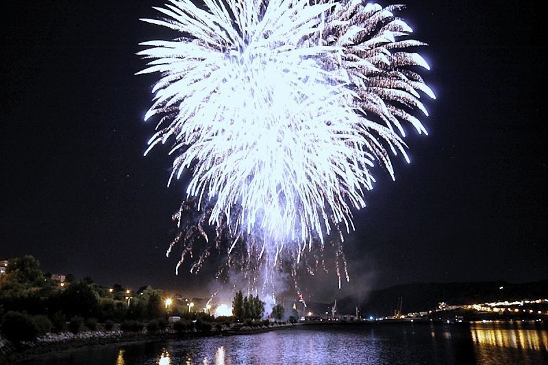Fuegos de San Ramón desde A Malata en la noche de este viernes (foto: Mero Barral / 13fotos para Ferrol360)