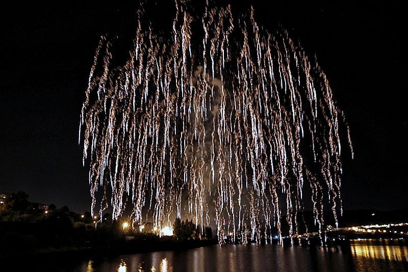 Fuegos de San Ramón desde A Malata en la noche de este viernes (foto: Mero Barral / 13fotos para Ferrol360)