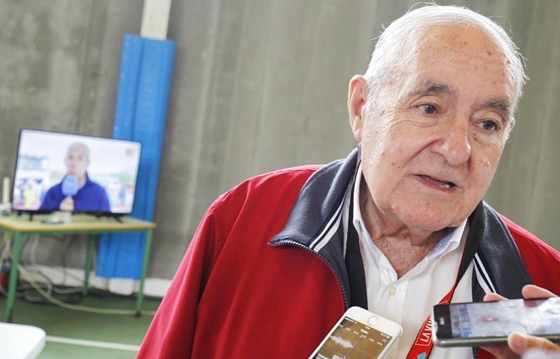 Alfonso Balseiro, alcalde de Mañón, minutos antes de la llegada de la Vuelta (foto: Mero Barral / Ferrol360)