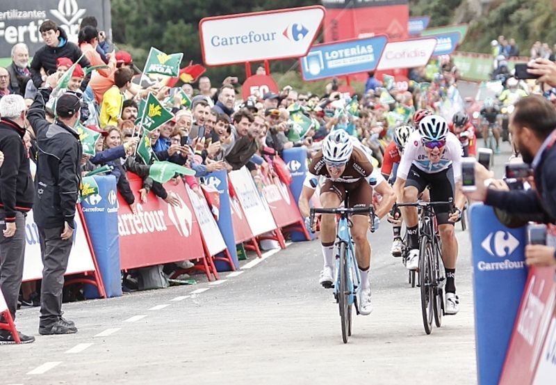 Llegada de la Vuelta a Estaca de Bares (foto: Mero Barral / Ferrol360)