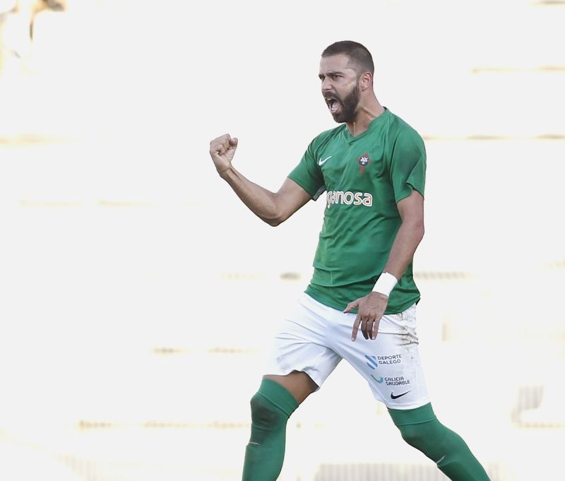 Joselu, tras marcar su tanto del Racing-Céltiga (foto: Mero Barral / Ferrol360)