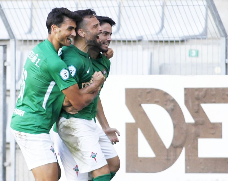 Marcos Álvarez celebra su gol en el Racing-Céltiga (foto: Mero Barral / Ferrol360)