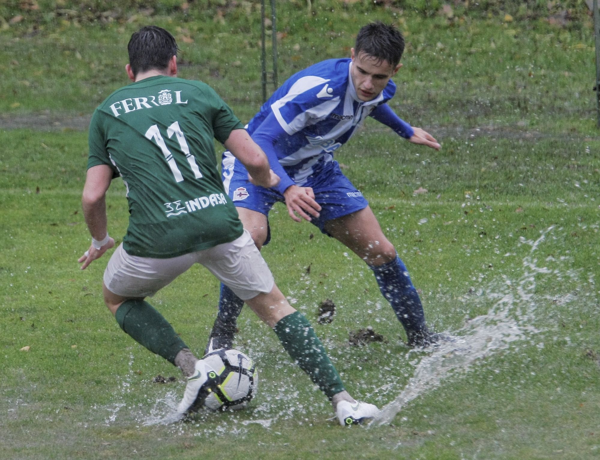 El agua condicionó el partido entre los juveniles de Racing y Deportivo en A Gándara (foto: Jose García / Ferrol360)