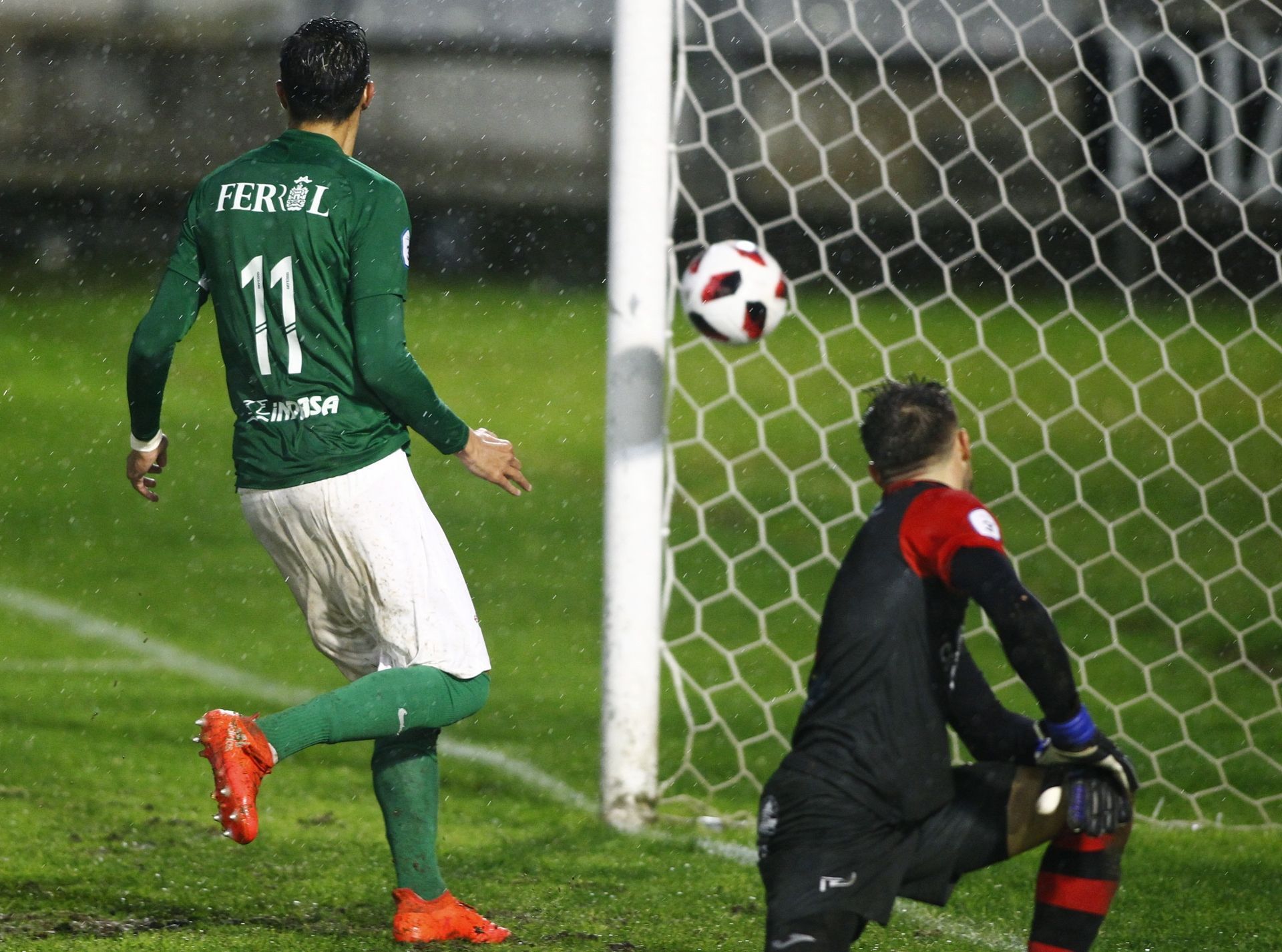 El balón entra en portería para el empate entre Racing y UD Ourense (foto: Mero Barral / Ferrol360)