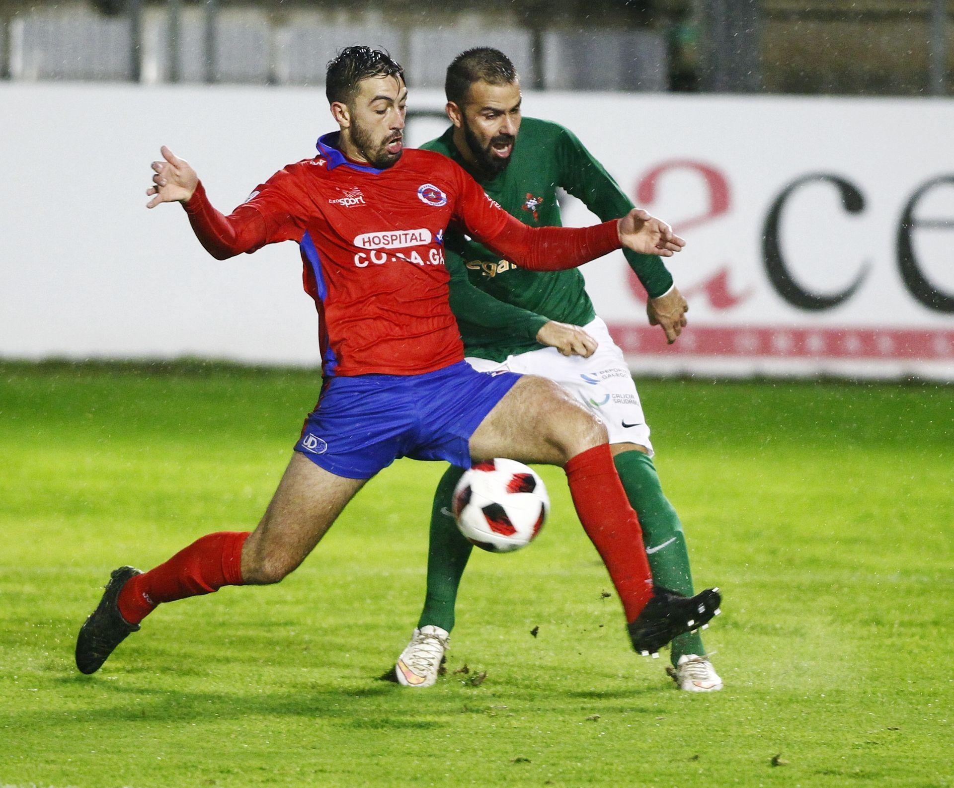 Joselu protagoniza una escena del Racing-UD Ourense (foto: Mero Barral / Ferrol360)